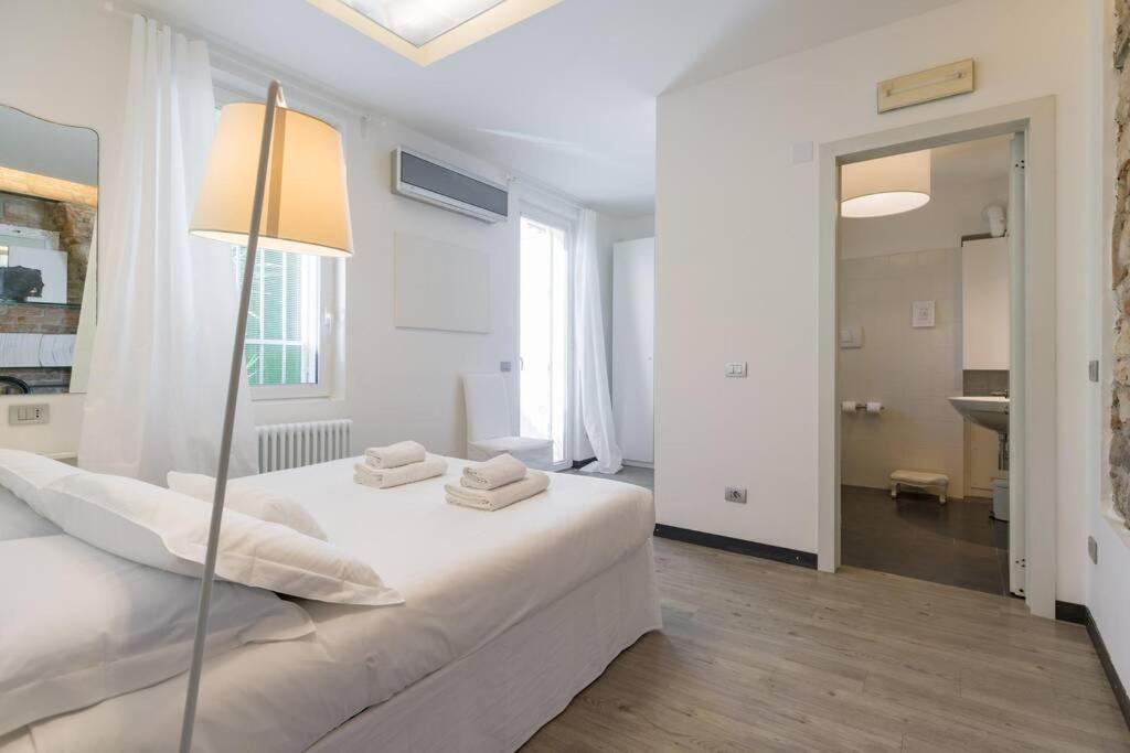 Punto Luce Home In Center Of Верона Екстериор снимка