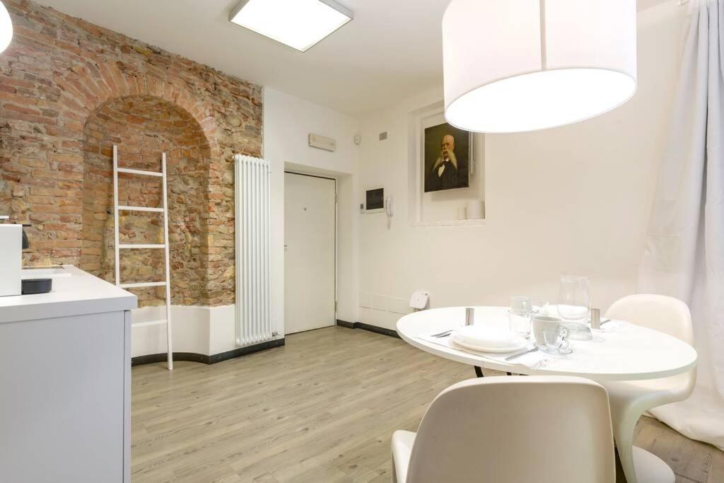 Punto Luce Home In Center Of Верона Екстериор снимка