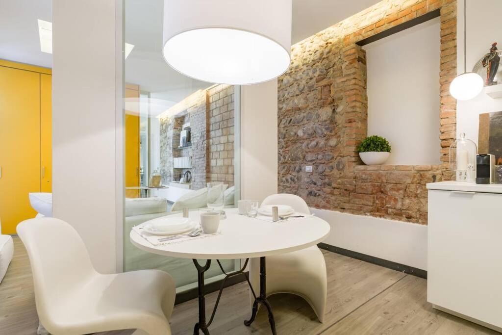 Punto Luce Home In Center Of Верона Екстериор снимка