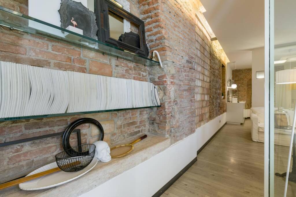 Punto Luce Home In Center Of Верона Екстериор снимка